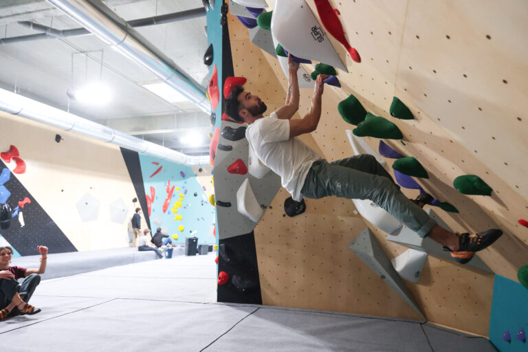 Salle d'escalade Climb Up Nîmes : bloc, kilterboard, espace entrainement, snack