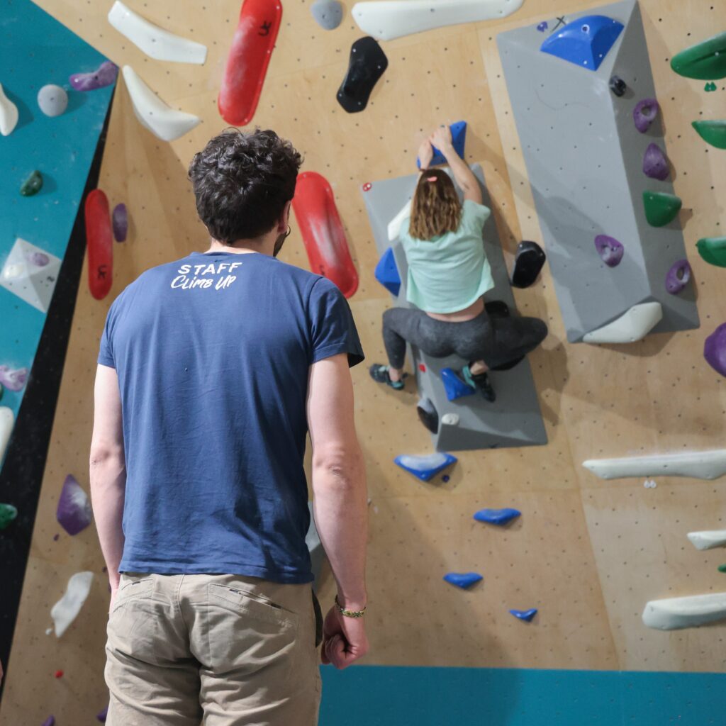 Moniteur encadrant une élève en bloc